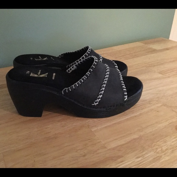 White Mountain Black Leather Slides 7M - Picture 2 of 4